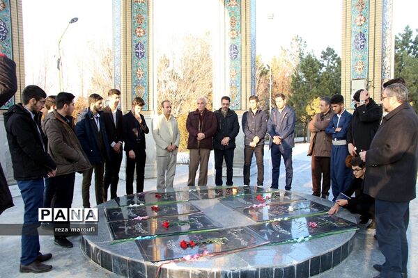 ادای احترام  نمایندگان  مجلس دانش‌آموزی کشور به شهدای گمنام آذربایجان غربی