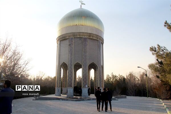ادای احترام  نمایندگان  مجلس دانش‌آموزی کشور به شهدای گمنام آذربایجان غربی