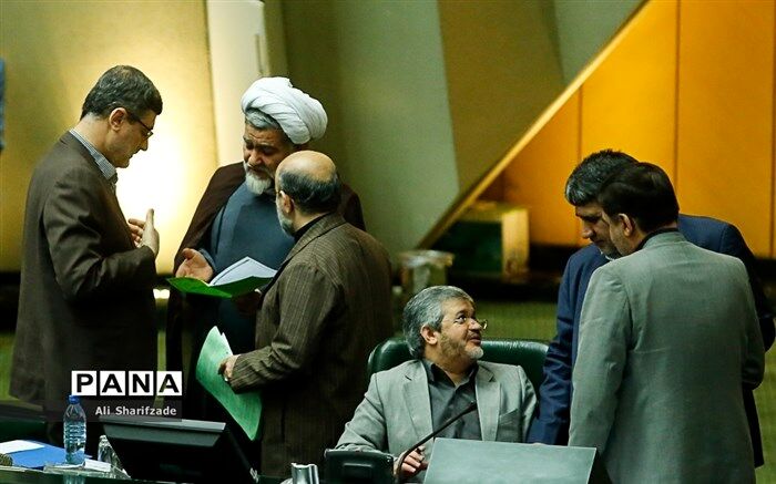 جنجال نامه به روحانی در صحن علنی مجلس؛ درگیری لفظی 2 نماینده
