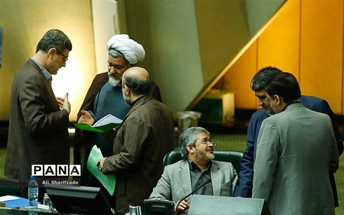 جنجال نامه به روحانی در صحن علنی مجلس؛ درگیری لفظی 2 نماینده