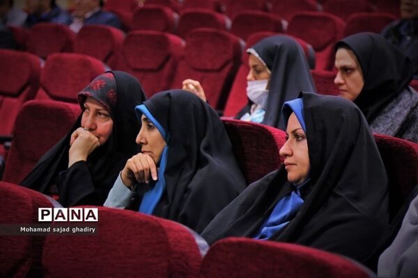 بازدید سرزده مدیرکل آموزش و پرورش شهر تهران از اداره منطقه 18