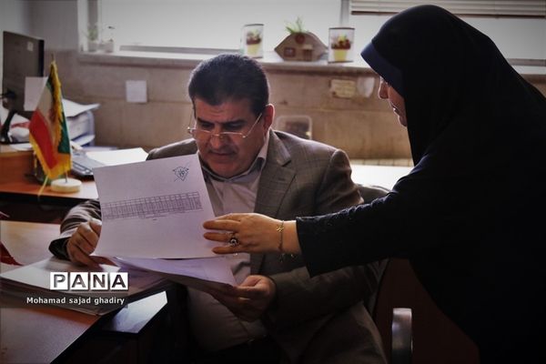 بازدید سرزده مدیرکل آموزش و پرورش شهر تهران از اداره منطقه 18