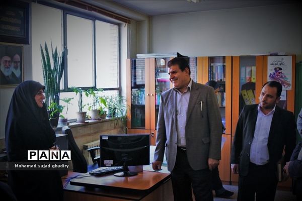 بازدید سرزده مدیرکل آموزش و پرورش شهر تهران از اداره منطقه 18