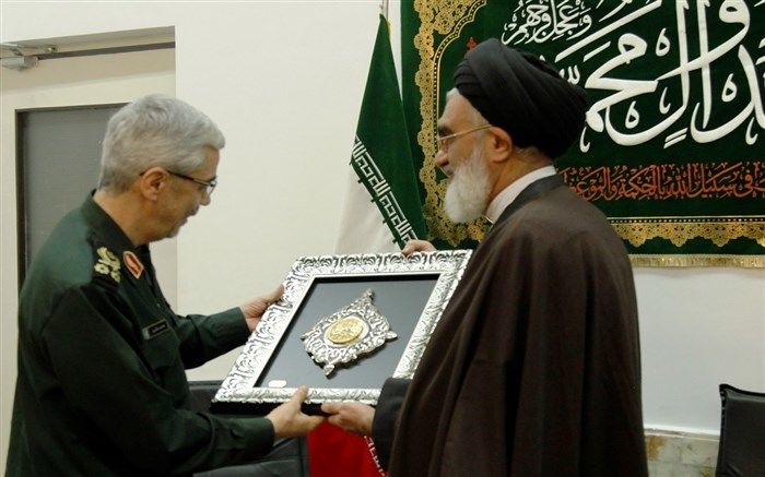 اهدای نشان فاطمی حرم بانوی کرامت به سرلشکر باقری