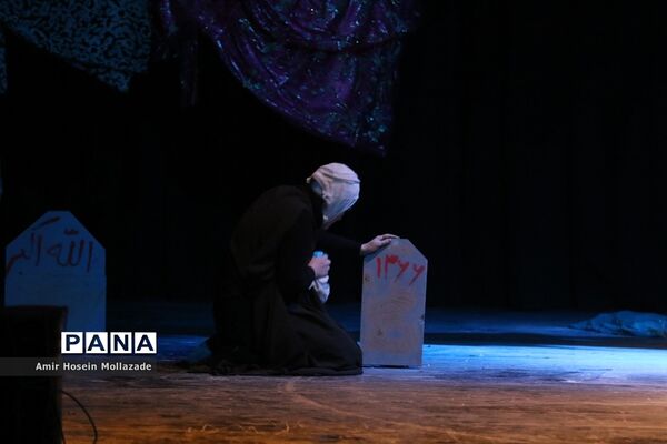 اجرای نمایش « وقتی همه قهرمان باشند »