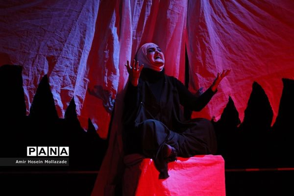 اجرای نمایش « وقتی همه قهرمان باشند »