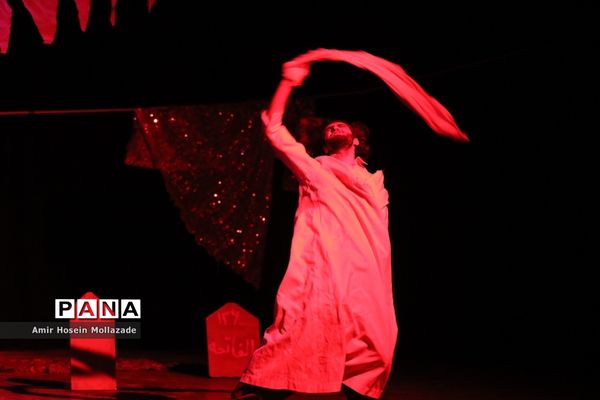 اجرای نمایش « وقتی همه قهرمان باشند »