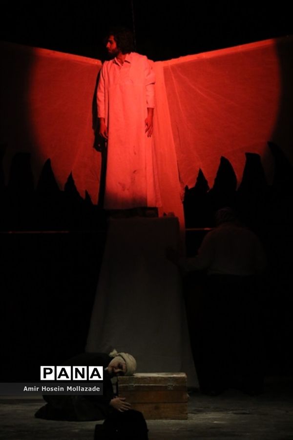 اجرای نمایش « وقتی همه قهرمان باشند »