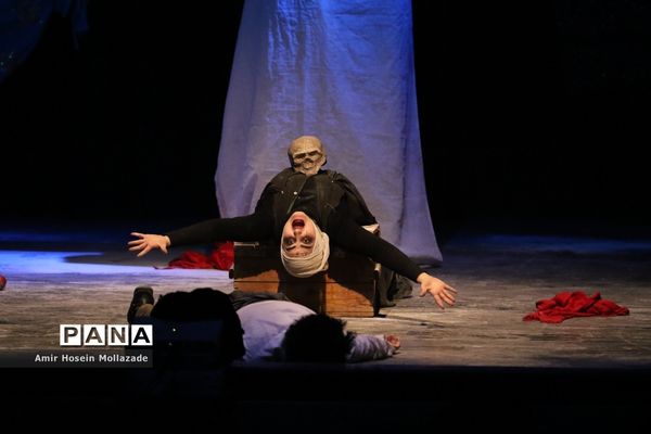 اجرای نمایش « وقتی همه قهرمان باشند »