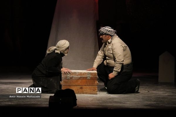 اجرای نمایش « وقتی همه قهرمان باشند »