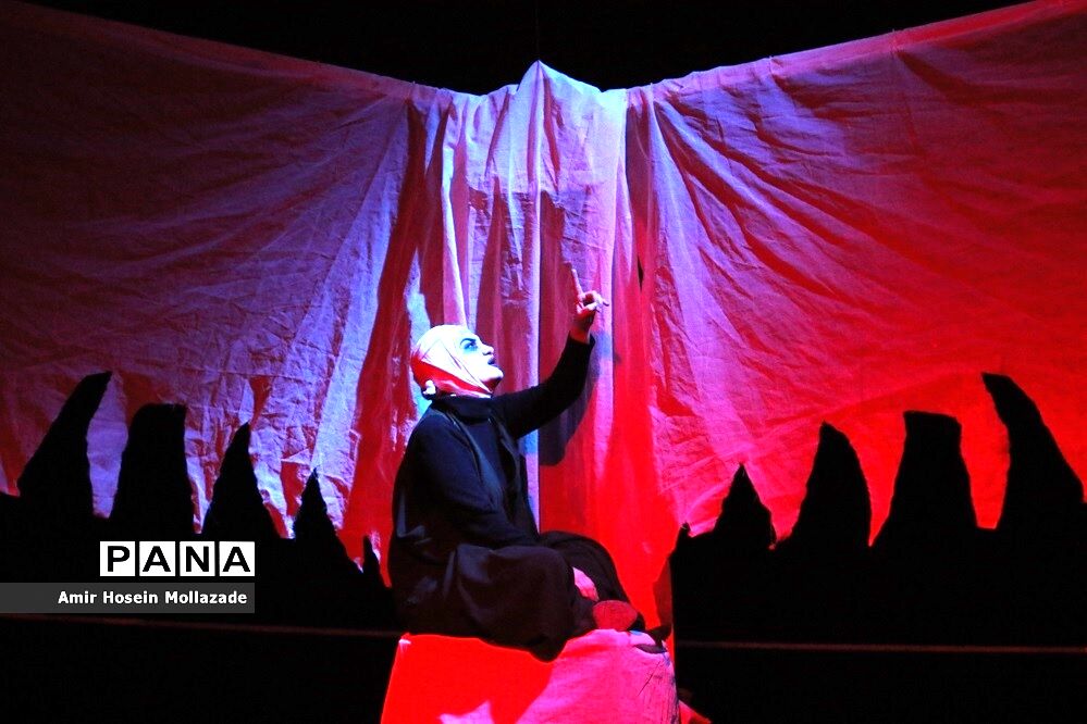 اجرای نمایش « وقتی همه قهرمان باشند »