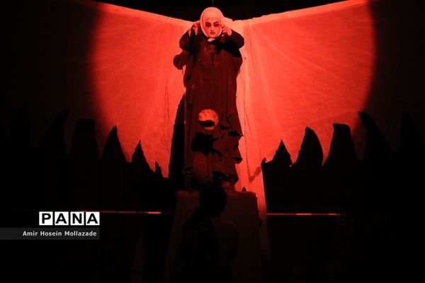 اجرای نمایش « وقتی همه قهرمان باشند »