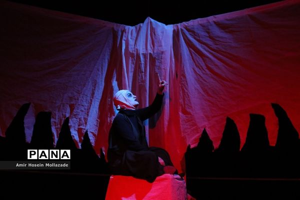 اجرای نمایش « وقتی همه قهرمان باشند »