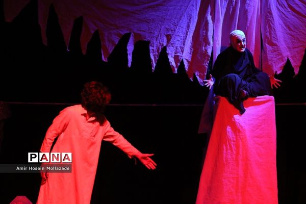 اجرای نمایش « وقتی همه قهرمان باشند »