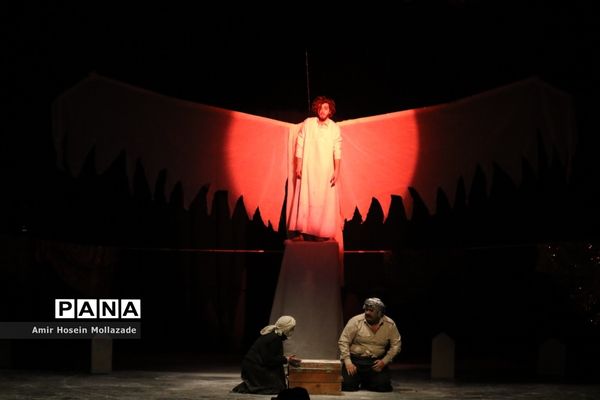 اجرای نمایش « وقتی همه قهرمان باشند »