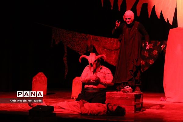 اجرای نمایش « وقتی همه قهرمان باشند »