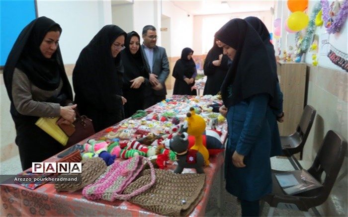 افتتاح بازارچه کارآفرینی دبیرستان فرزانگان شهدا اردکان با حضور رئیس اداره استعدادهای درخشان