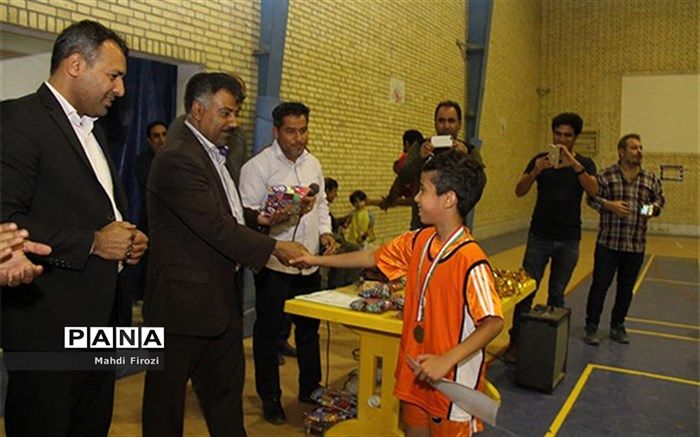 اختتامیه سومین دوره مسابقات فوتسال مدارس ابتدایی ناحیه یک بندرعباس برگزار شد