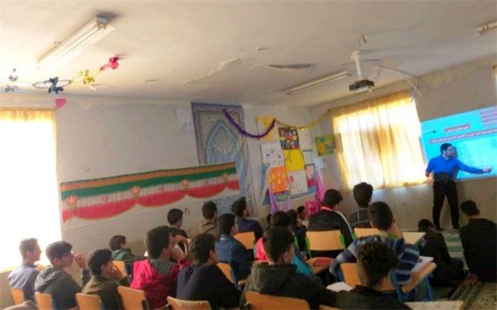 دانش آموزان  منطقه  خارگ در دوره آشنایی با فناوری نانو شرکت کردند