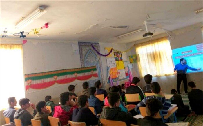 دانش آموزان  منطقه  خارگ در دوره آشنایی با فناوری نانو شرکت کردند