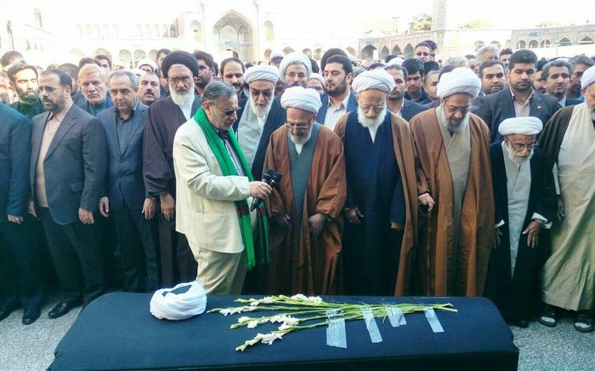 پیکر آیت‌الله مومن در حرم مطهر حضرت معصومه(س) دفن شد