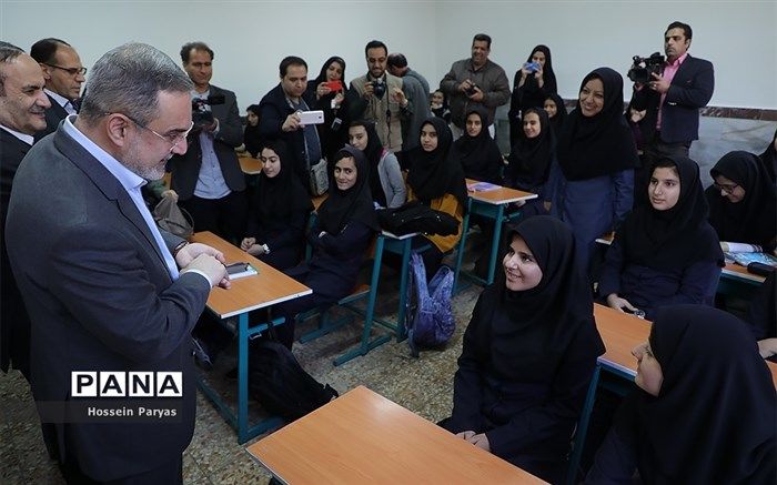 بازدید وزیر آموزش و پرورش  از دبیرستان  هیأت امنایی شهید آوینی ایلام