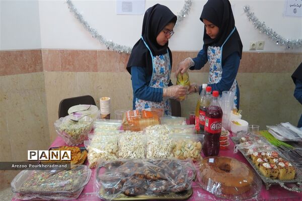 آیین افتتاحیه بازارچه کارآفرینی دبیرستان فرزانگان شهدا اردکان
