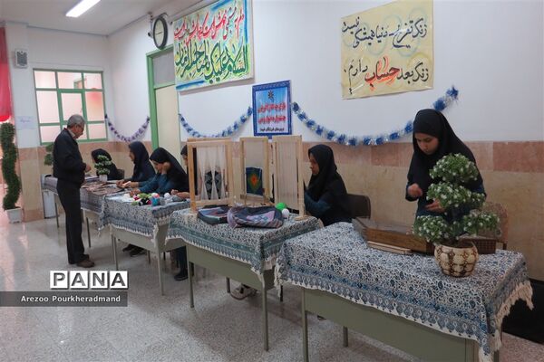 آیین افتتاحیه بازارچه کارآفرینی دبیرستان فرزانگان شهدا اردکان