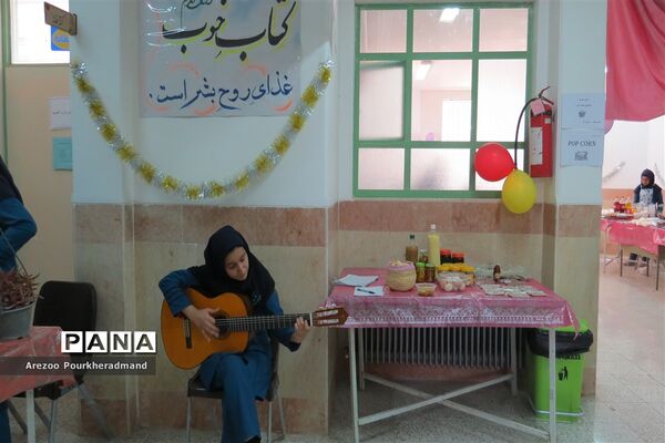 آیین افتتاحیه بازارچه کارآفرینی دبیرستان فرزانگان شهدا اردکان
