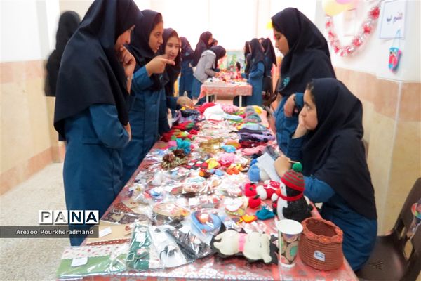 آیین افتتاحیه بازارچه کارآفرینی دبیرستان فرزانگان شهدا اردکان