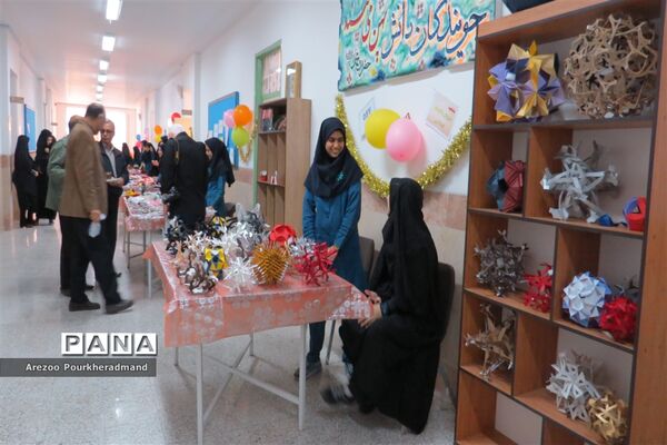 آیین افتتاحیه بازارچه کارآفرینی دبیرستان فرزانگان شهدا اردکان