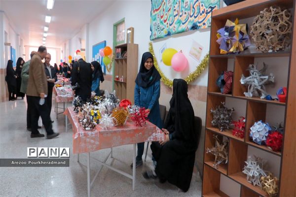 آیین افتتاحیه بازارچه کارآفرینی دبیرستان فرزانگان شهدا اردکان