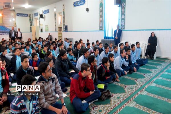 حضور ریاضی‌دان و نفر دوم جام جهانی محاسبات ذهنی در دبیرستان شهید صدوقی دوره اول