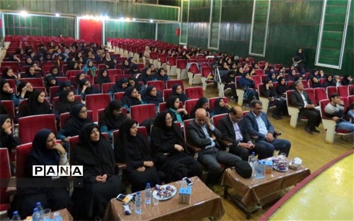 دبیرستان فرزانگان دوره دوم کارسوق نجوم برگزار کرد