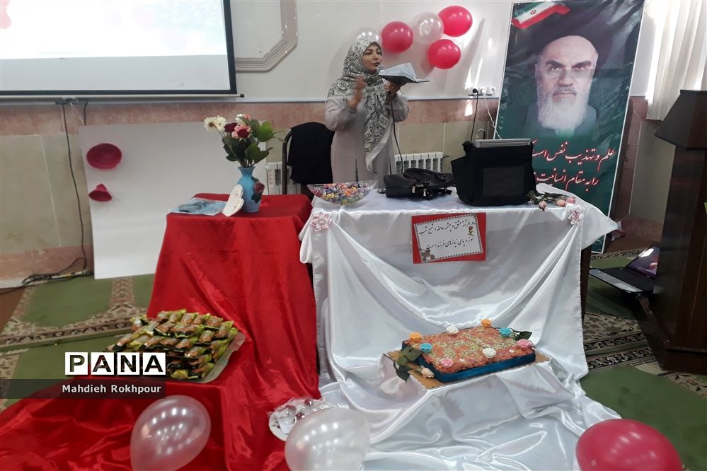 برگزاری مراسم میلاد حضرت زهرا (س) دردبیرستان فخرالزمان قریب