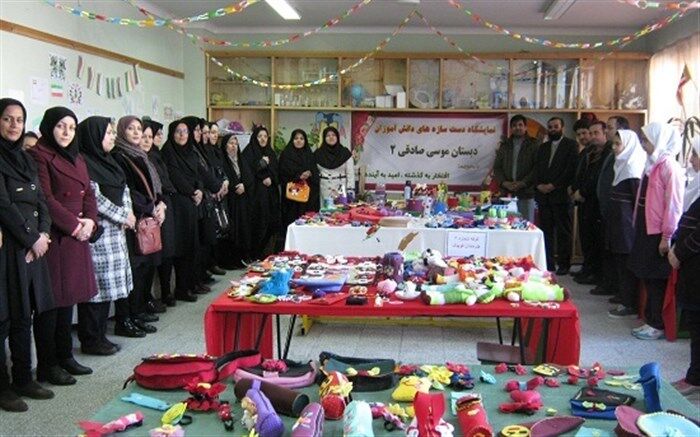 برگزاری نمایشگاه دست سازه های دانش آموزان دبستان موسی صادقی ناحیه یک اردبیل