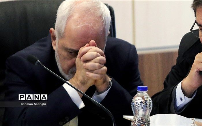 واکنش‌ها به  یک استعفای ناگهانی؛ طاقت بیار ظریف