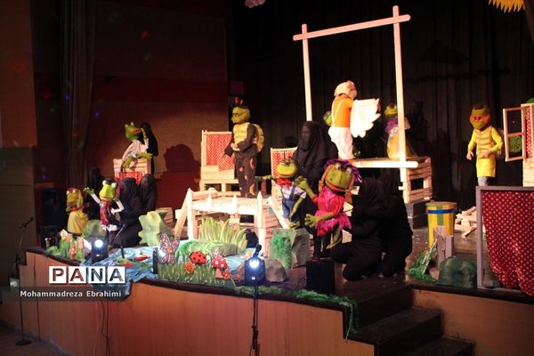 نمایش موزیکال کنسرت قورباغه‌ها