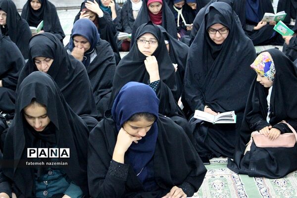 برگزاری دعای ندبه در دبیرستان دخترانه اسحاقیه یزد