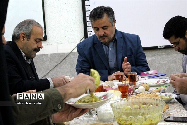 برگزاری دعای ندبه در دبیرستان دخترانه اسحاقیه یزد