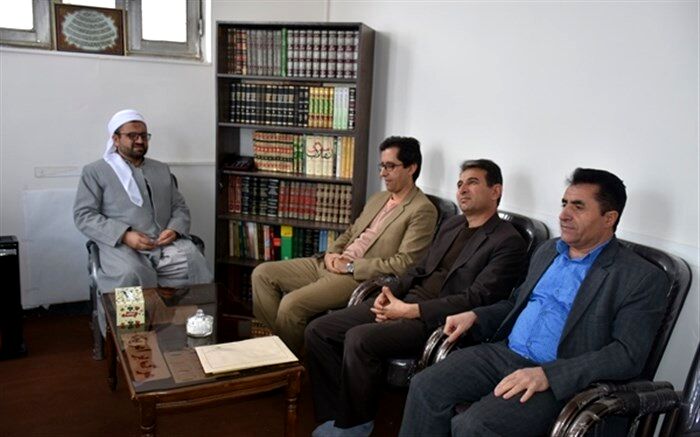 مدیر آموزش و پرورش دیواندره با امام جمعه این شهرستان دیدار کرد