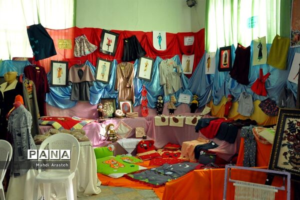 نمایشگاه  توانمندی‌های بانوان استان خراسان جنوبی در هنرستان کوثر
