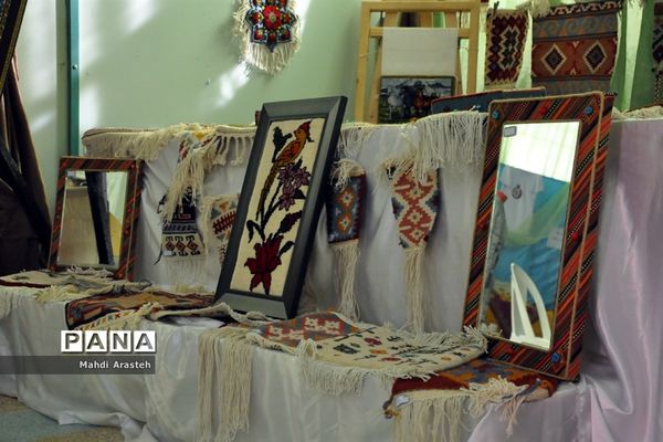 نمایشگاه  توانمندی‌های بانوان استان خراسان جنوبی در هنرستان کوثر