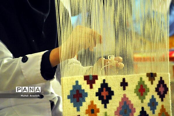 نمایشگاه  توانمندی‌های بانوان استان خراسان جنوبی در هنرستان کوثر