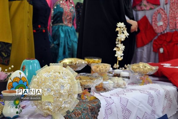 نمایشگاه  توانمندی‌های بانوان استان خراسان جنوبی در هنرستان کوثر