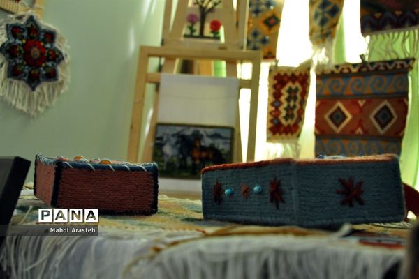 نمایشگاه  توانمندی‌های بانوان استان خراسان جنوبی در هنرستان کوثر