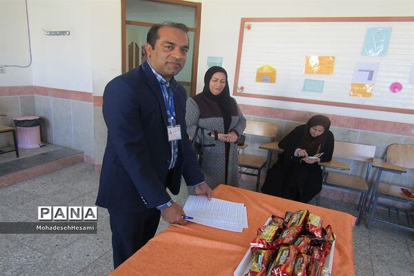 حضور داوران جشنواره خوارزمی در دبیرستان نمونه کاشی نیلوفر