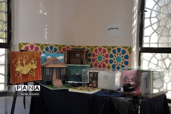 نمایشگاه توانمندی‌های بانوان استان خراسان جنوبی در هنرستان رسالت