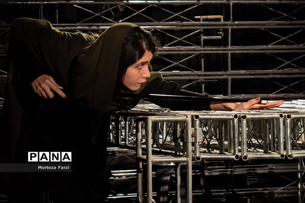 اجرای نمایش آسمان روزهای برفی