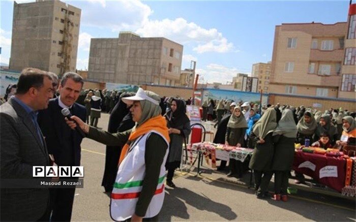 بازارچه کار و فناوری دانش آموزی در میانه افتتاح شد